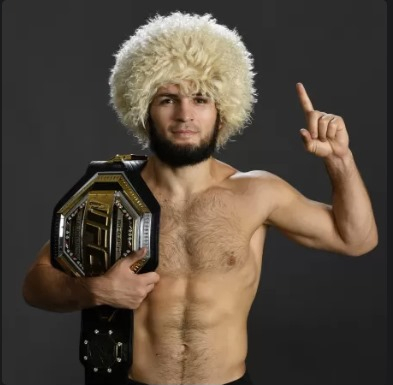 Fotografia de Khabib Nurmagomedov com o cinturão de campeão
