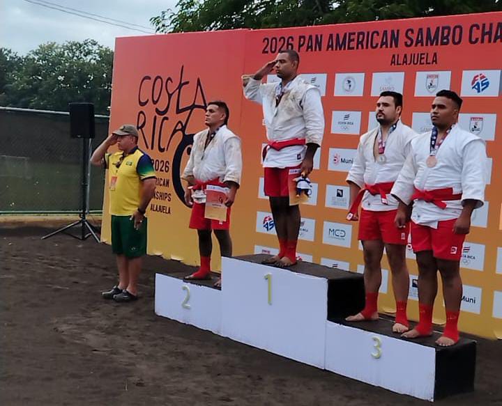 Atleta Gustavo Assis no lugar mais alto do pódio no Pan-Americano de Sambo